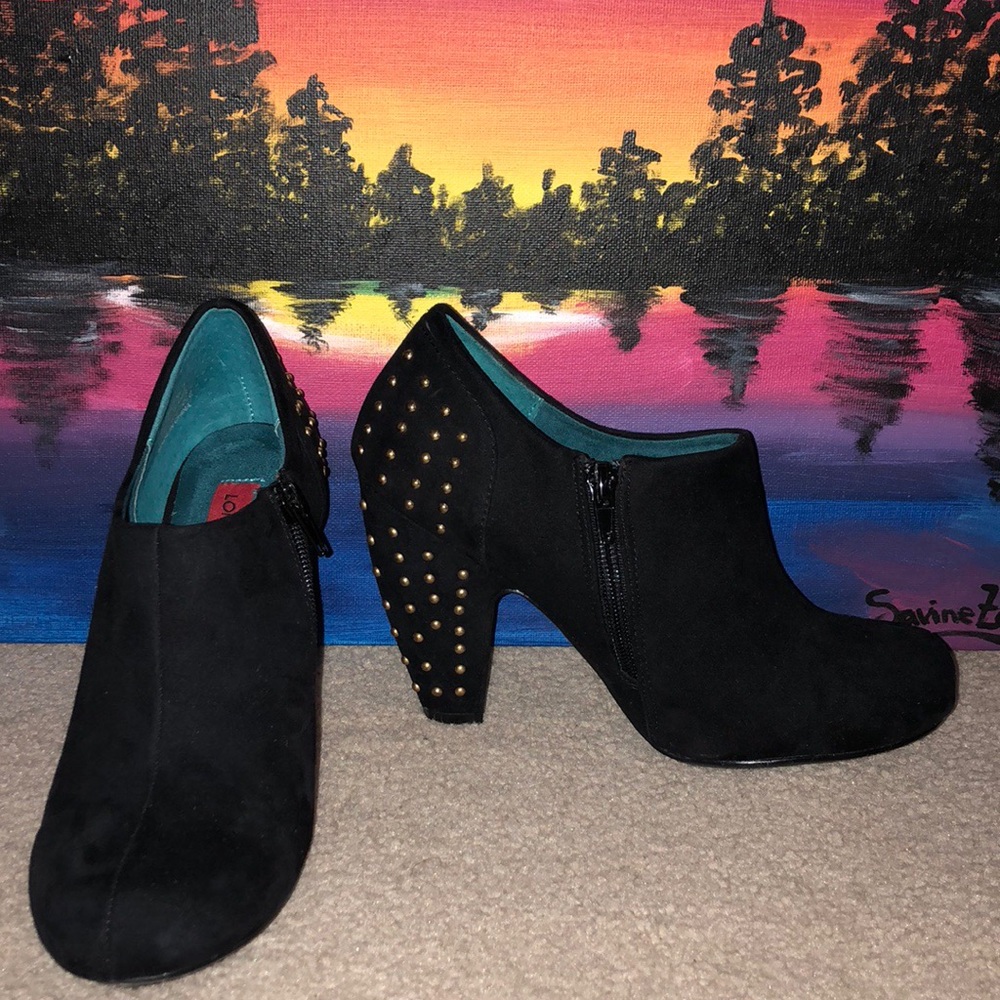 Black Suede Booties🖤